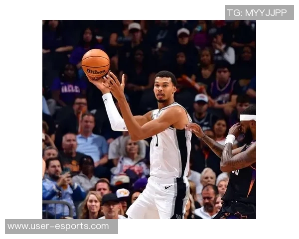 韦尔半场表现出色9投5中贡献12分7篮板1次抢断展现文班实力